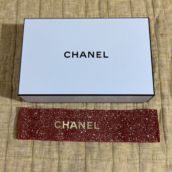Chanel Gift Box & Ribbon - Picture 2 of 6